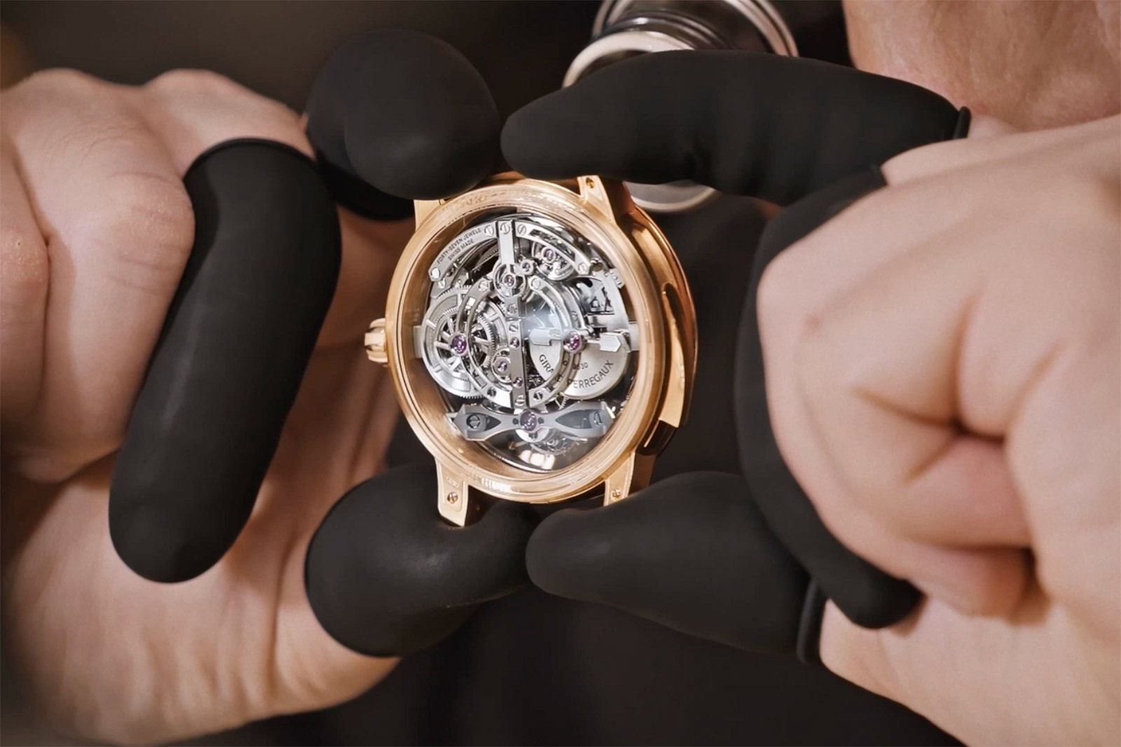 Girard-Perregaux ra mắt mẫu Minute Repeater Flying Bridges mới trang bị bộ máy Calibre GP9530