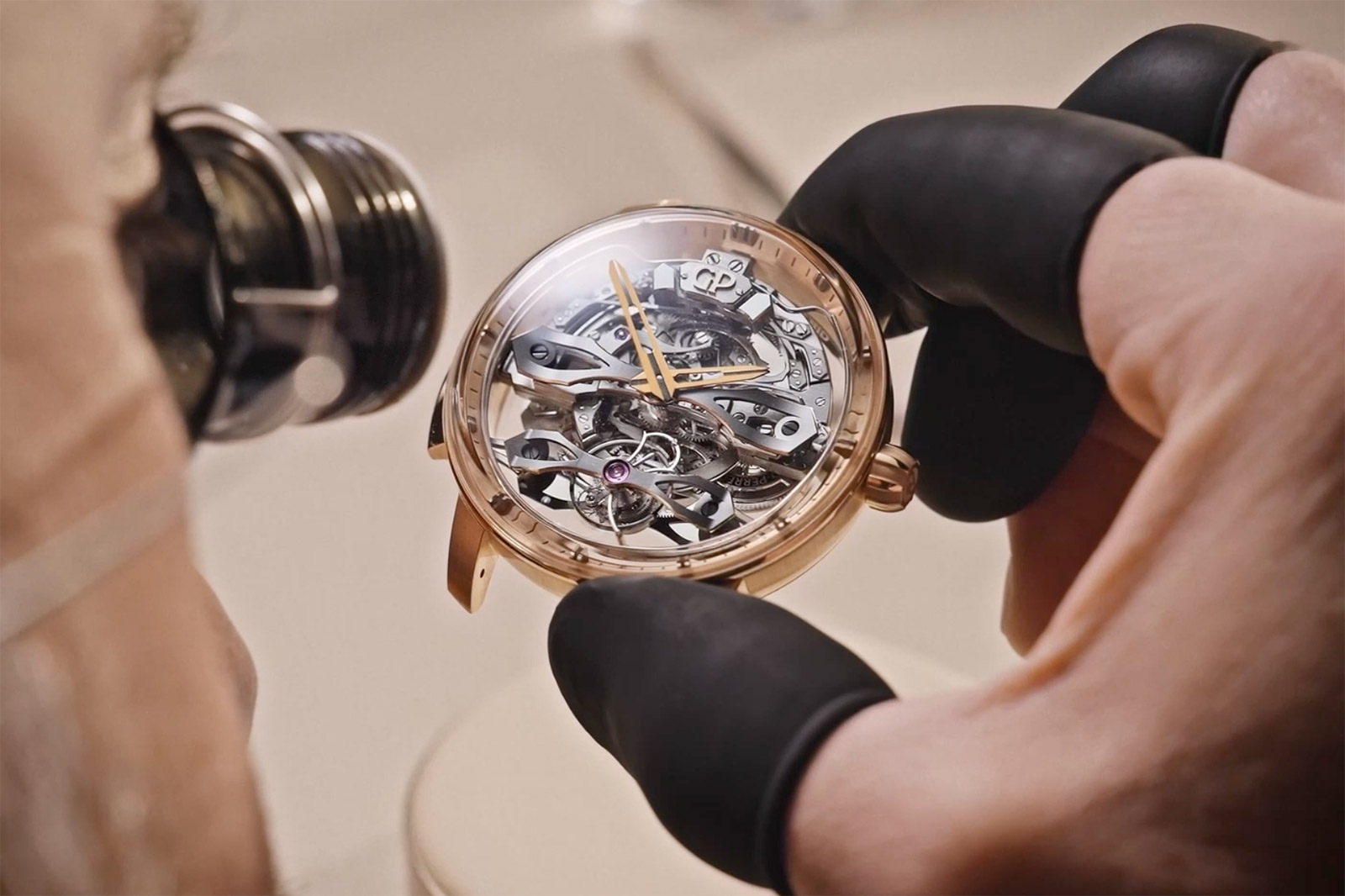 Girard-Perregaux ra mắt mẫu Minute Repeater Flying Bridges mới trang bị bộ máy Calibre GP9530
