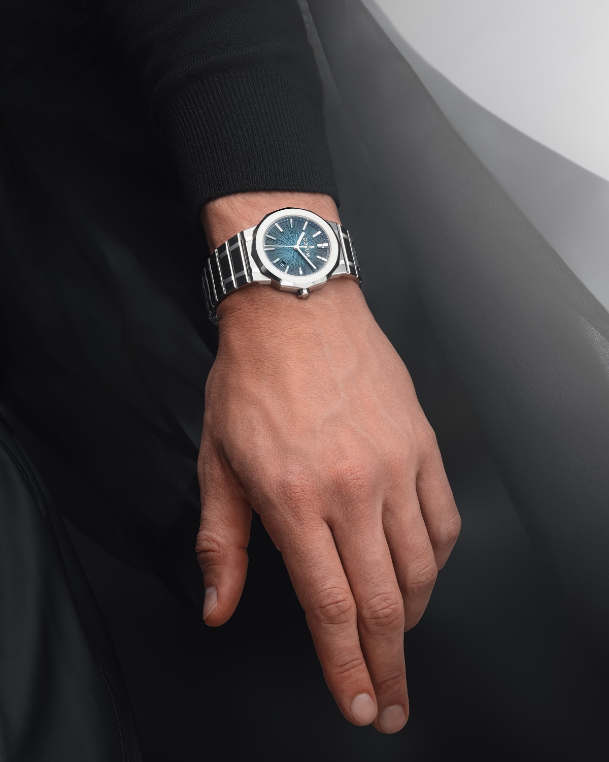 Corum Admiral: thiết kế lại hoàn toàn với vỏ mới, mặt số mới, dây đeo mới và bộ máy mới