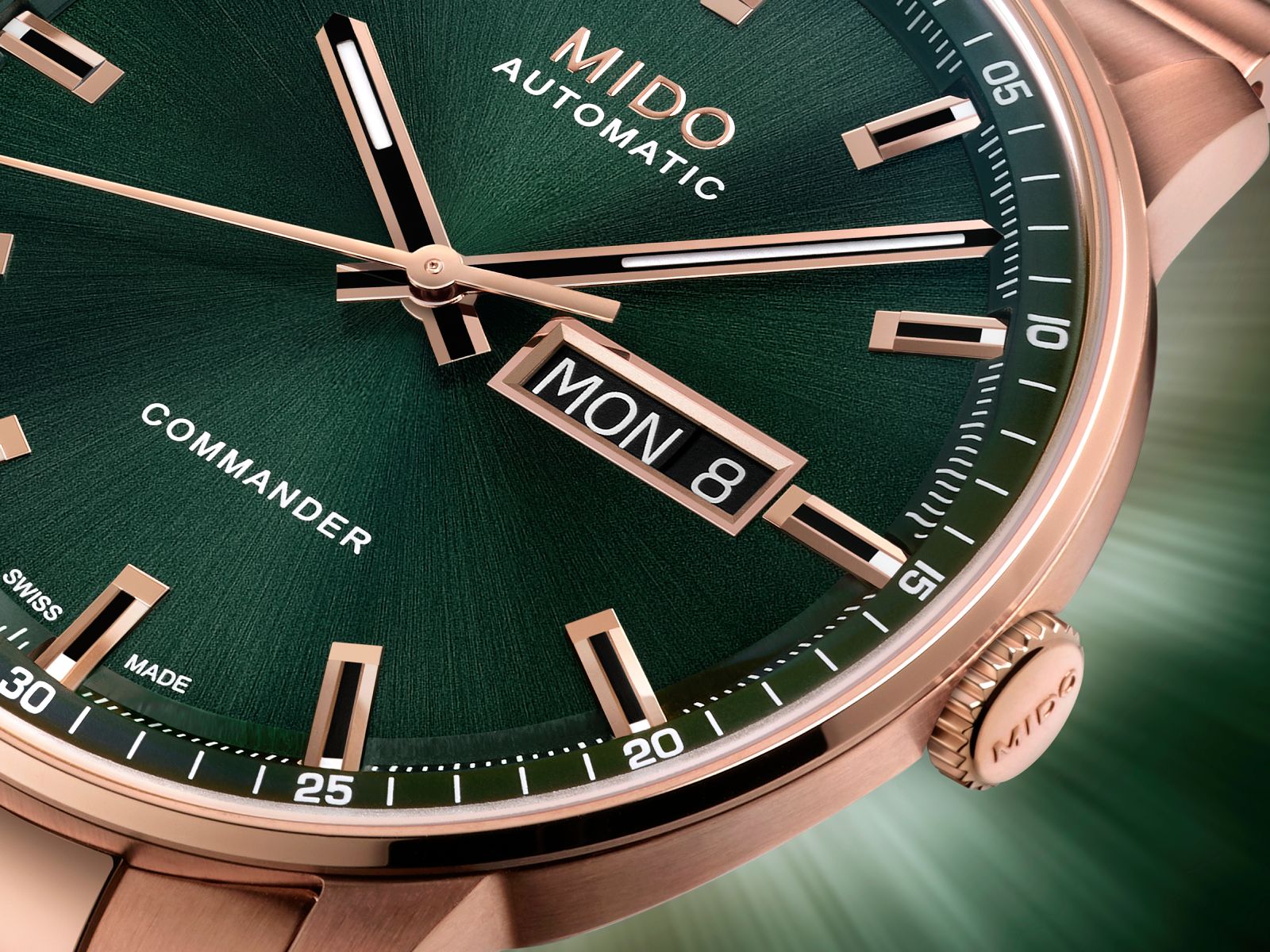 Đồng hồ Mido Commander Datoday mạ vàng hồng PVD mặt số xanh lá cây