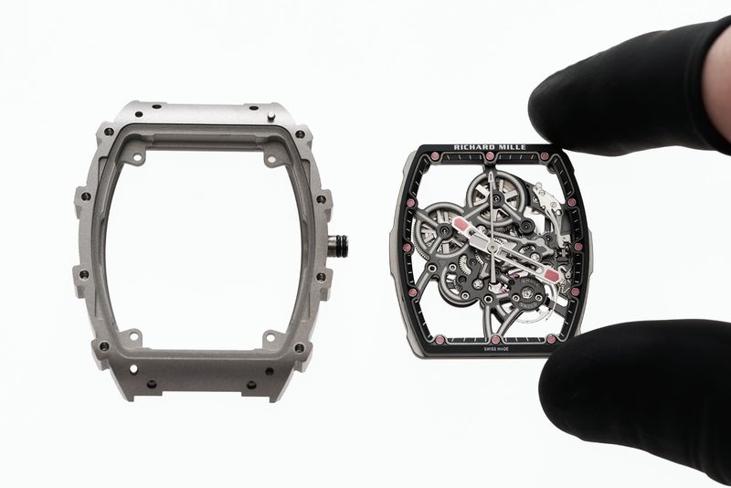 Đồng hồ Richard Mille RM 55-01 lên dây cót thủ công với bộ máy siêu nhẹ RMUL4 mới.