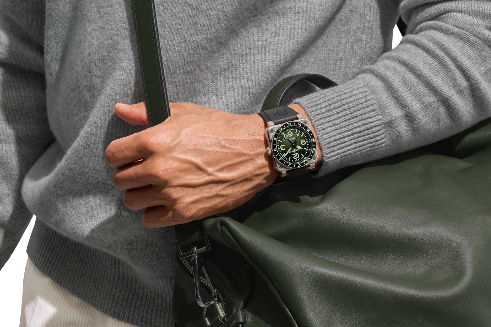 Bell & Ross BR-03 GMT Green Lum lấy cảm hứng từ Cực quang phương Bắc