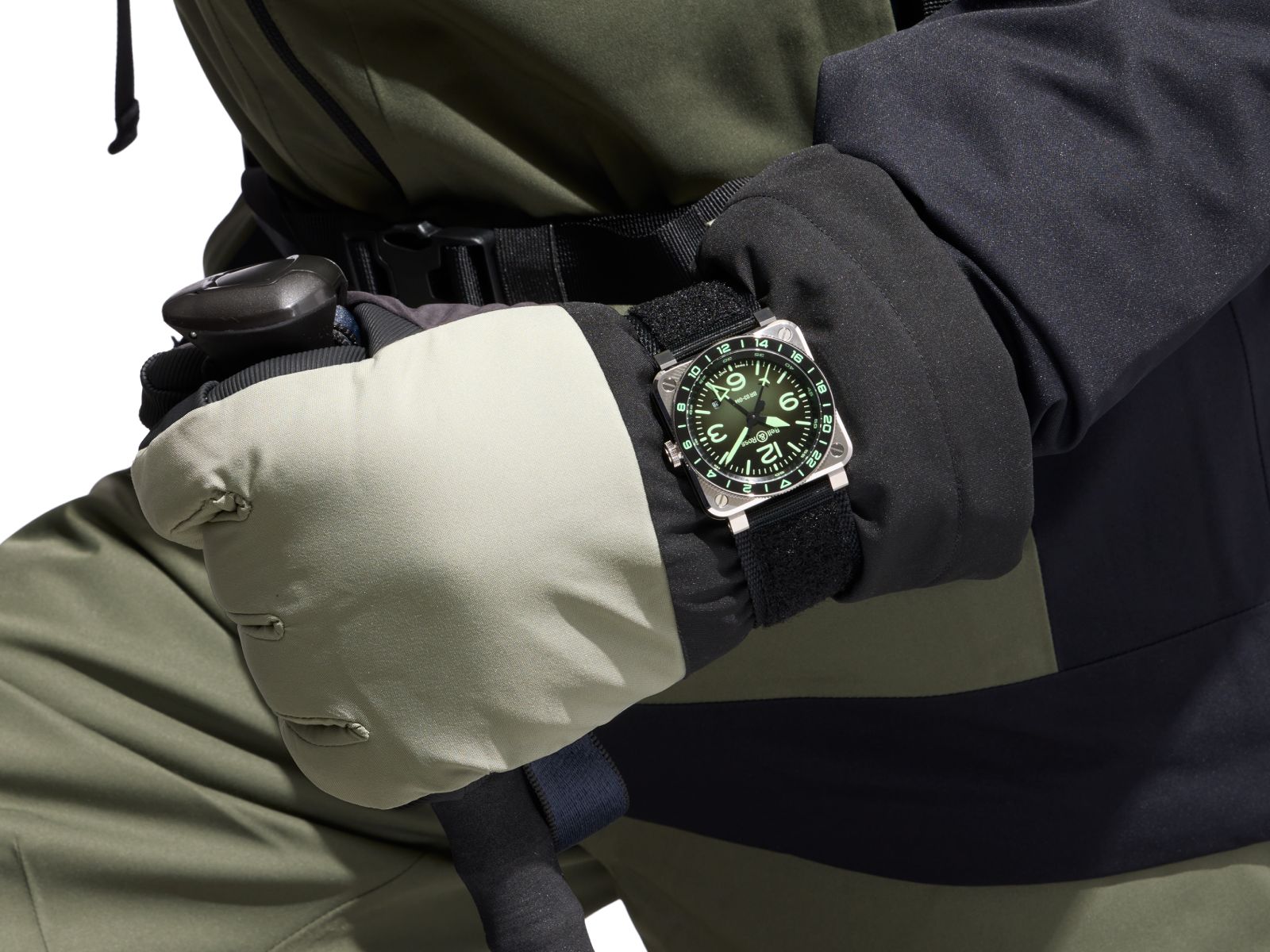 Bell & Ross BR-03 GMT Green Lum lấy cảm hứng từ Cực quang phương Bắc