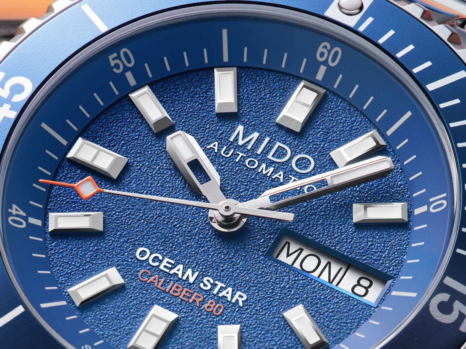 Mido Ocean Star 200 41 mm ra mắt mặt số xanh mới