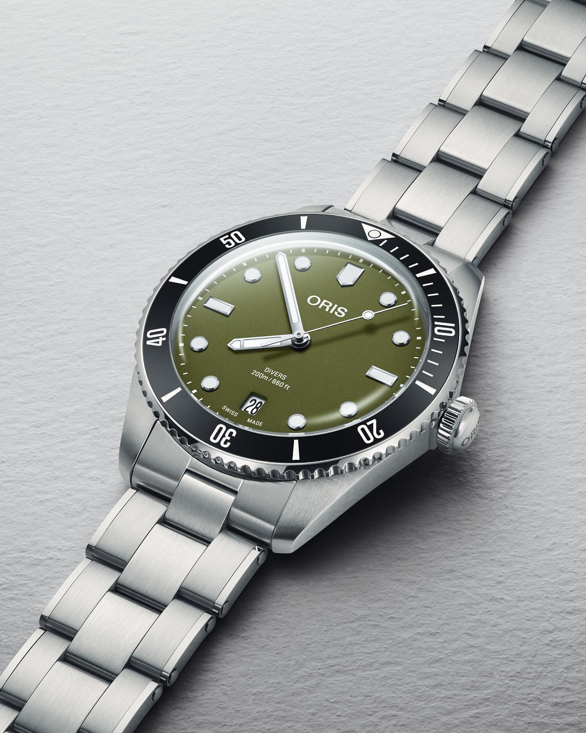 Oris Divers Date 39 mm với mặt số xanh Olive