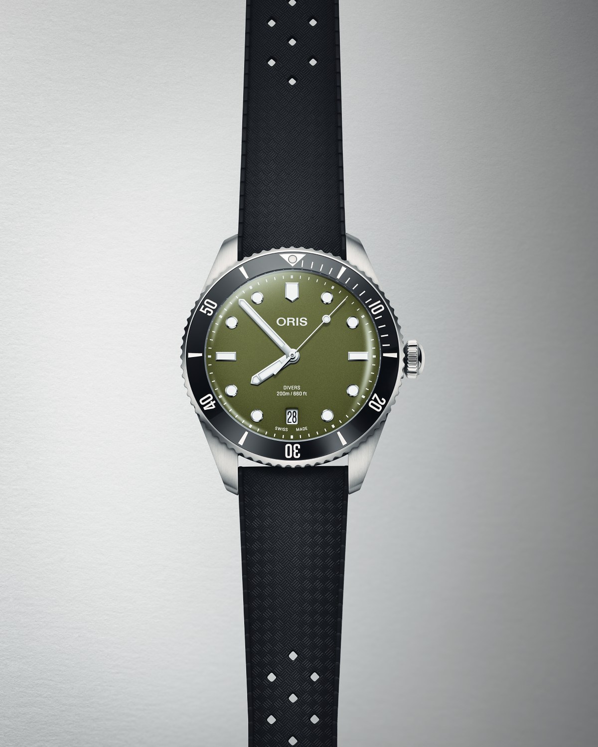 Oris Divers Date 39 mm với mặt số xanh Olive
