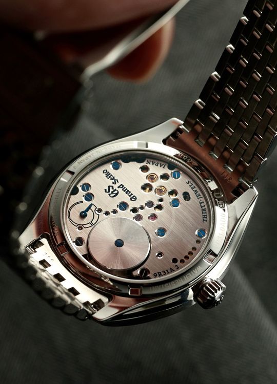 Grand Seiko SBGY043 kết hợp bộ máy Spring Drive với mặt số Iwao màu chàm đậm 4 Grand Seiko SBGY043 kết hợp bộ máy Spring Drive với mặt số Iwao màu chàm đậm