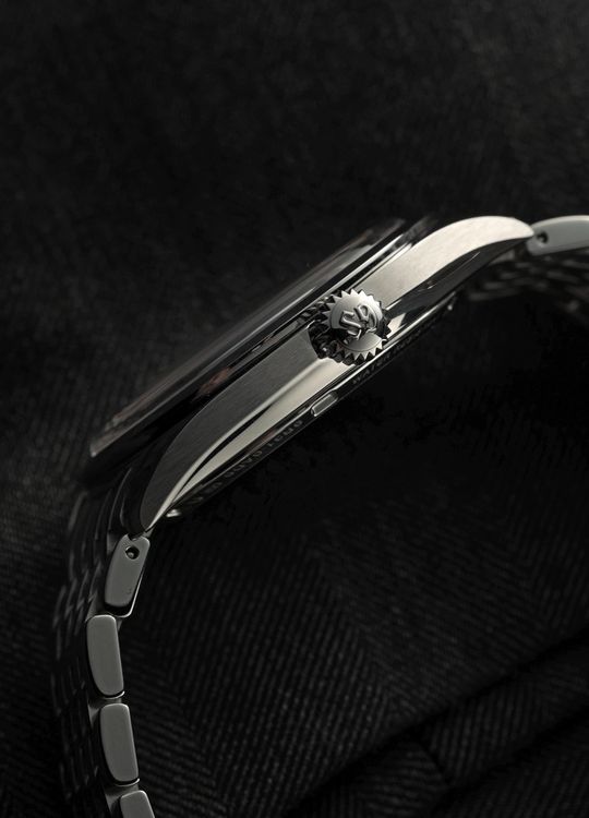 Grand Seiko SBGY043 kết hợp bộ máy Spring Drive với mặt số Iwao màu chàm đậm 2 Grand Seiko SBGY043 kết hợp bộ máy Spring Drive với mặt số Iwao màu chàm đậm