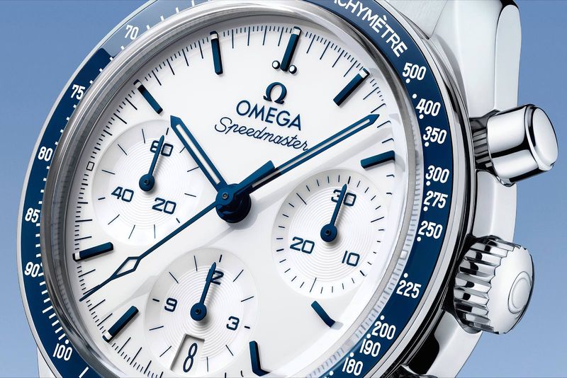 Omega Speedmaster 38 mm tiệm cận DNA kinh điển của Moonwatch