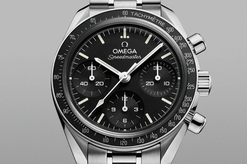 Omega Speedmaster 38 mm tiệm cận DNA kinh điển của Moonwatch