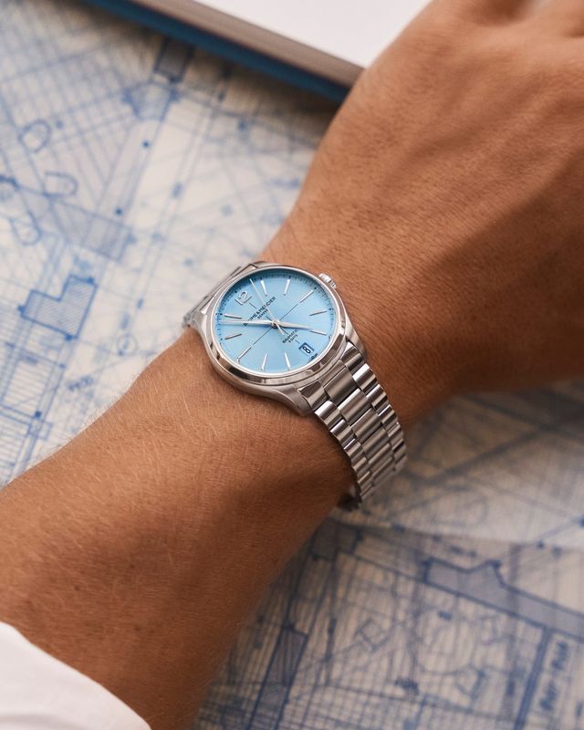 Baume & Mercier Clifton Baumatic 39mm với mặt số xanh băng 4 Baume & Mercier Clifton Baumatic 39mm với mặt số xanh băng
