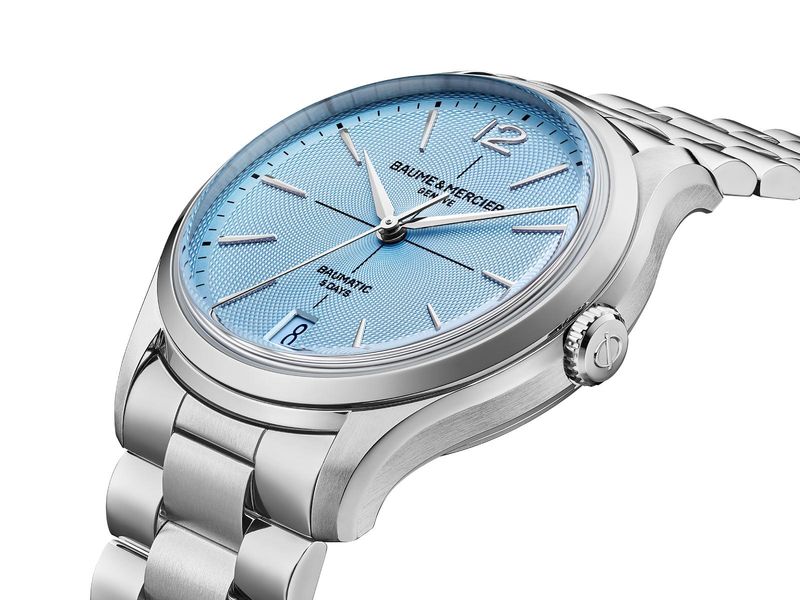 Baume & Mercier Clifton Baumatic 39mm với mặt số xanh băng 3 Baume & Mercier Clifton Baumatic 39mm với mặt số xanh băng