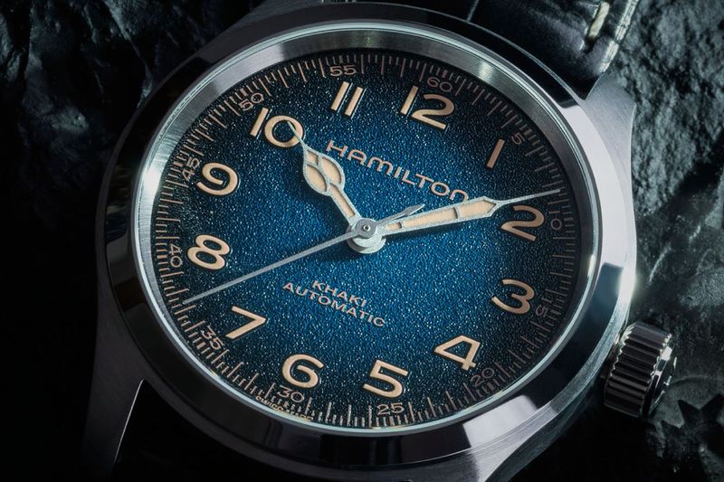 Hamilton mang đến cho Khaki Field Murph 38 mm mặt số xanh lam đậm