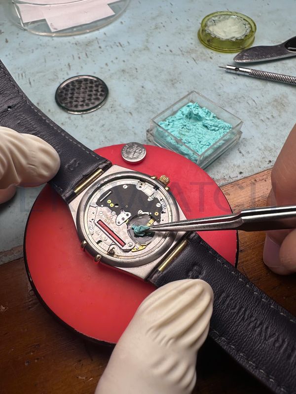 Thay pin đồng hồ 4 Thay pin đồng hồ