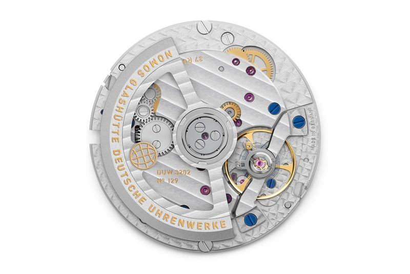 Nomos Glashütte ra mắt Club Sport neomatik Worldtimer dark – Đồng hồ Worldtimer phủ dạ quang toàn diện