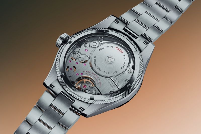 Oris nâng cấp mẫu ProPilot Calibre 111 với các mặt số mới cùng thiết kế công thái học tinh chỉnh hơn
