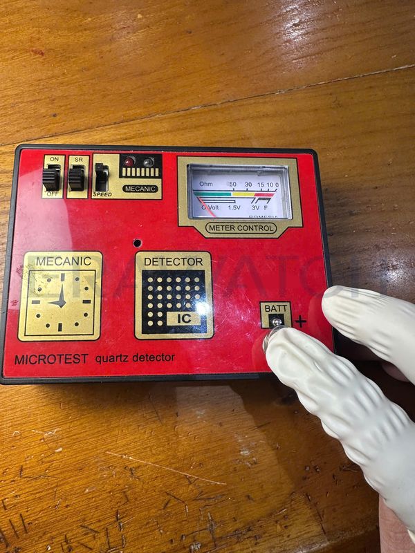 Thay pin đồng hồ 5 kiểm tra pin và IC